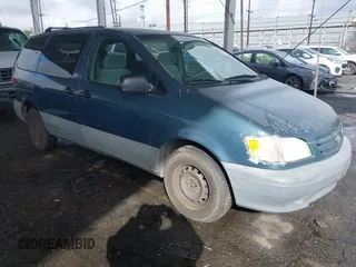 2001 Toyota Sienna CE with VIN 4T3ZF19C31U372762, listed as a IAAI auction lot 41583939 with 251,622 mi miles. Bid and sale history available at carsss.com. Image 1.
