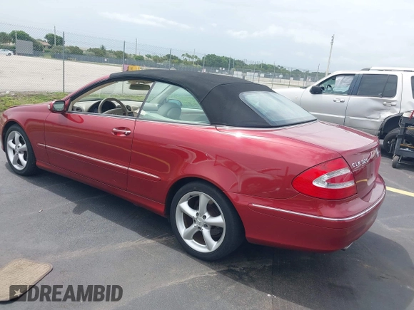 2005 Mercedes-Benz CLK 320 z VIN WDBTK65G05T040423, wystawiony jako IAAI lot #42645524 z przebiegiem 87 894 mil mil oraz . Historia ofert i sprzedaży dostępna na DreamBid. Obrazek 3.