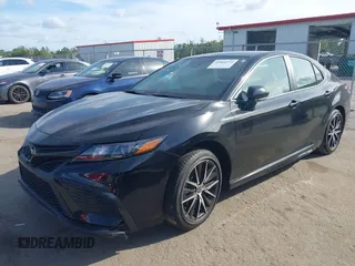 2022 Toyota Camry SE with VIN 4T1T11AK4NU639042, listed as a IAAI auction lot 41064319 with 33,078 mi miles. Bid and sale history available at carsss.com. Image 2.