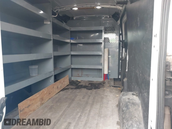 2018 Ford Transit z VIN 1FTYR2CM0JKB10510, wystawiony jako IAAI lot #42403132 z przebiegiem 97 056 mil mil oraz . Historia ofert i sprzedaży dostępna na DreamBid. Obrazek 8.