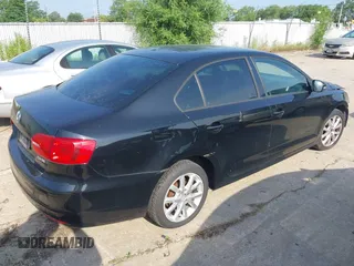 2012 Volkswagen Jetta SE z VIN 3VWDX7AJ4CM061850, wystawiony jako IAAI lot #42564886 z przebiegiem 234 129 mil mil oraz . Historia ofert i sprzedaży dostępna na DreamBid. Obrazek 4.