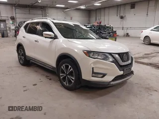 2018 Nissan Rogue SV z VIN JN8AT2MV1JW353718, wystawiony jako IAAI lot #41367281 z przebiegiem 57 411 mil mil oraz . Historia ofert i sprzedaży dostępna na DreamBid. Obrazek 1.