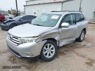 2013 Toyota Highlander with VIN 5TDZK3EHXDS103043, listed as a IAAI auction lot 41889515 with 83,976 mi miles. Bid and sale history available at carsss.com. Image 20.