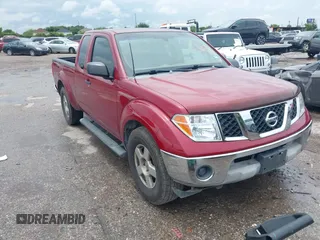 2007 Nissan Frontier SE z VIN 1N6AD06U27C453917, wystawiony jako IAAI lot #42498782 z przebiegiem 120 144 mil mil oraz . Historia ofert i sprzedaży dostępna na DreamBid. Obrazek 1.