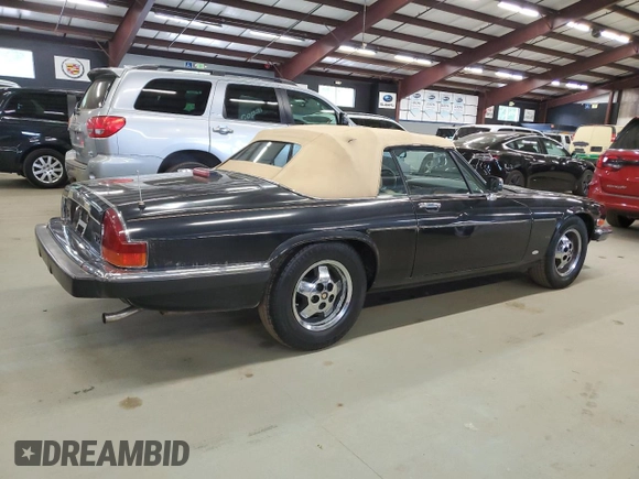 1988 Jaguar XJS z VIN SAJNV5843JC147927, wystawiony jako Copart lot #58988575 z przebiegiem 81 239 mil mil oraz Tytuł czysty. Historia ofert i sprzedaży dostępna na DreamBid. Obrazek 3.