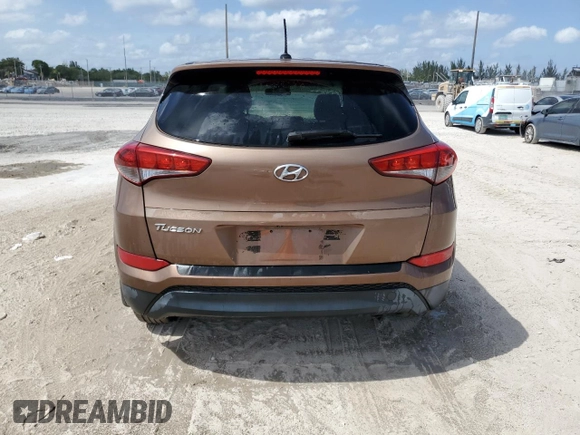 2016 Hyundai Tucson SE z VIN KM8J23A45GU141677, wystawiony jako Copart lot #54497625 z przebiegiem 144 018 mil mil oraz Czysty tytuł • Clean title. Historia ofert i sprzedaży dostępna na DreamBid. Obrazek 6.
