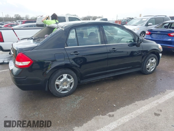 2008 Nissan Versa S z VIN 3N1BC11EX8L446772, wystawiony jako IAAI lot #41824455 z przebiegiem 145 793 mil mil oraz . Historia ofert i sprzedaży dostępna na DreamBid. Obrazek 4.