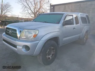 2006 Toyota Tacoma with VIN 5TEUX42N36Z198207, listed as a IAAI auction lot 41893976 with 215,738 mi miles. Bid and sale history available at carsss.com. Image 2.