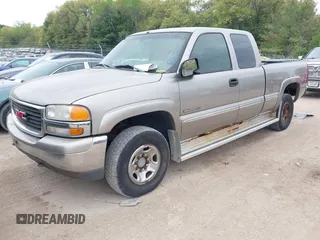 2000 GMC Sierra 2500 SLE z VIN 1GTGK29U4YE332581, wystawiony jako IAAI lot #42250680 z przebiegiem 232 700 mil mil oraz . Historia ofert i sprzedaży dostępna na DreamBid. Obrazek 2.