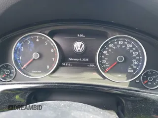 2017 Volkswagen Touareg Wolfsburg Edition z VIN WVGRF7BP6HD006748, wystawiony jako IAAI lot #41483215 z przebiegiem 97 816 mil mil oraz . Historia ofert i sprzedaży dostępna na DreamBid. Obrazek 7.