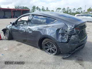 2025 Tesla Model Y Long Range z VIN 7SAYGDEEXSA362089, wystawiony jako IAAI lot #41469596 z przebiegiem 116 mil mil oraz . Historia ofert i sprzedaży dostępna na DreamBid. Obrazek 3.