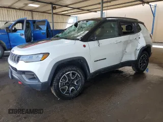 2025 Jeep Compass Trailhawk z VIN 3C4NJDDN4ST558682, wystawiony jako Copart lot #66416105 z przebiegiem 9 725 mil mil oraz Czysty tytuł • Clean title. Historia ofert i sprzedaży dostępna na DreamBid. Obrazek 1.