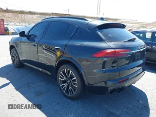 2023 Maserati Grecale Modena z VIN ZN682AVM4P7427440, wystawiony jako IAAI lot #40210925 z przebiegiem Nie podano mil oraz . Historia ofert i sprzedaży dostępna na DreamBid. Obrazek 3.