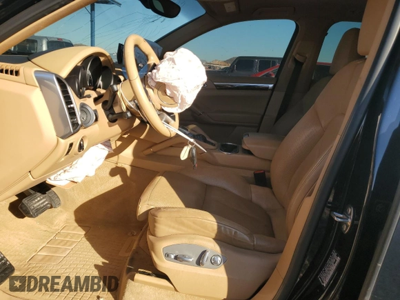 2016 Porsche Cayenne z VIN WP1AA2A27GLA08049, wystawiony jako Copart lot #87113884 z przebiegiem 125 603 mil mil oraz Szkoda całkowita • Salvage title. Historia ofert i sprzedaży dostępna na DreamBid. Obrazek 7.
