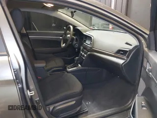 2020 Hyundai Elantra SE z VIN 5NPD74LF4LH521489, wystawiony jako IAAI lot #40638019 z przebiegiem 27 706 mil mil oraz . Historia ofert i sprzedaży dostępna na DreamBid. Obrazek 5.