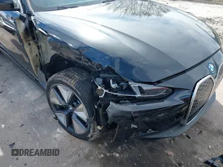 2025 BMW i4 xDrive40 z VIN WBY43HD03SFU60723, wystawiony jako IAAI lot #41934522 z przebiegiem 361 mil mil oraz . Historia ofert i sprzedaży dostępna na DreamBid. Obrazek 6.