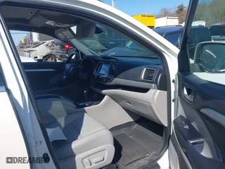 2019 Toyota Highlander SE with VIN 5TDJZRFH5KS933386, listed as a IAAI auction lot 41807949 with 49,661 mi miles. Bid and sale history available at carsss.com. Image 5.