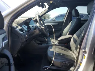 2021 BMW X1 sDrive28i z VIN WBXJG7C06M5U15436, wystawiony jako Copart lot #52382635 z przebiegiem 57 917 mil mil oraz Szkody całkowita. Historia ofert i sprzedaży dostępna na DreamBid. Obrazek 7.