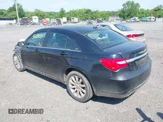 2014 Chrysler 200 Touring z VIN 1C3CCBBG7EN114229, wystawiony jako IAAI lot #42233900 z przebiegiem 194 314 mil mil oraz . Historia ofert i sprzedaży dostępna na DreamBid. Obrazek 3.