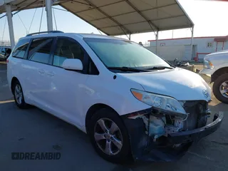 2014 Toyota Sienna LE AAS z VIN 5TDKK3DC9ES460142, wystawiony jako IAAI lot #42140187 z przebiegiem 150 616 mil mil oraz . Historia ofert i sprzedaży dostępna na DreamBid. Obrazek 1.