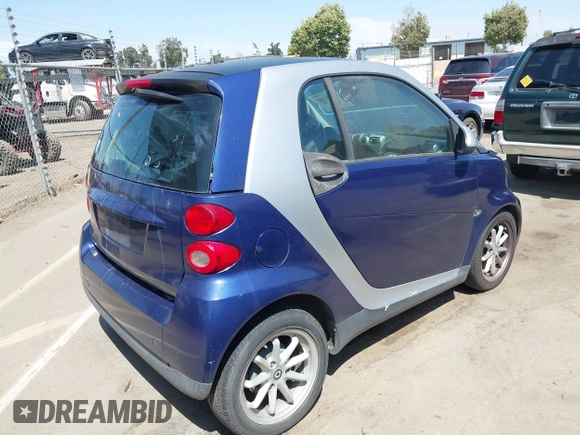 2008 Smart fortwo Pure z VIN WMEEJ31X38K195867, wystawiony jako IAAI lot #42596180 z przebiegiem 53 634 mil mil oraz . Historia ofert i sprzedaży dostępna na DreamBid. Obrazek 4.