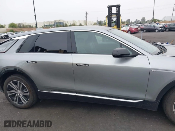 2024 Cadillac LYRIQ Luxury z VIN 1GYKPPRK1RZ109216, wystawiony jako IAAI lot #42180416 z przebiegiem 13 470 mil mil oraz . Historia ofert i sprzedaży dostępna na DreamBid. Obrazek 14.