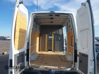 2020 Nissan NV Cargo SV z VIN 1N6BF0LY5LN810818, wystawiony jako IAAI lot #42051143 z przebiegiem 86 560 mil mil oraz . Historia ofert i sprzedaży dostępna na DreamBid. Obrazek 8.