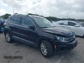 2017 Volkswagen Tiguan Wolfsburg Edition z VIN WVGSV7AX7HK007957, wystawiony jako IAAI lot #41956325 z przebiegiem 60 612 mil mil oraz . Historia ofert i sprzedaży dostępna na DreamBid. Obrazek 1.