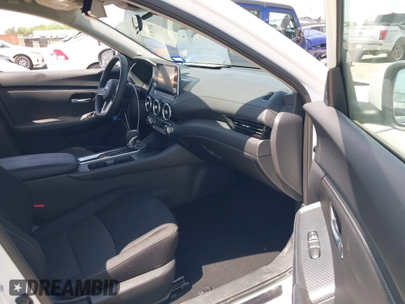 2024 Nissan Sentra SV z VIN 3N1AB8CV0RY302155, wystawiony jako IAAI lot #41970018 z przebiegiem 12 013 mil mil oraz . Historia ofert i sprzedaży dostępna na DreamBid. Obrazek 5.