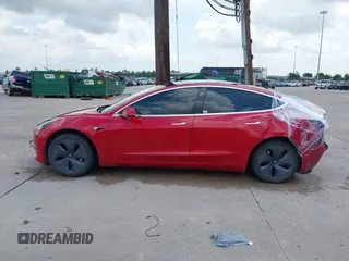 2020 Tesla Model 3 Standard Range Plus z VIN 5YJ3E1EA0LF611657, wystawiony jako IAAI lot #42046234 z przebiegiem 122 557 mil mil oraz . Historia ofert i sprzedaży dostępna na DreamBid. Obrazek 13.