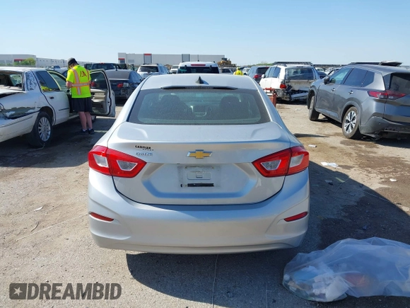 2017 Chevrolet Cruze LS z VIN 1G1BC5SM8H7252748, wystawiony jako IAAI lot #42027880 z przebiegiem 88 114 mil mil oraz . Historia ofert i sprzedaży dostępna na DreamBid. Obrazek 16.