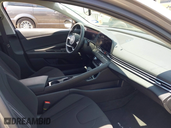 2024 Hyundai Elantra SEL z VIN KMHLS4DG3RU836490, wystawiony jako IAAI lot #42309437 z przebiegiem 7 679 mil mil oraz . Historia ofert i sprzedaży dostępna na DreamBid. Obrazek 5.