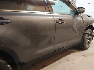 2019 Toyota Highlander LE with VIN 5TDBZRFH7KS922457, listed as a IAAI auction lot 41387627 with 36,963 mi miles and . Bid and sale history available at DreamBid. Image 18.