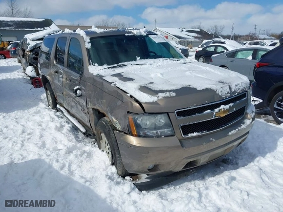 2007 Chevrolet Suburban LT with VIN 1GNFK16317R366798, listed as a IAAI auction lot 41582762 with 215,181 mi miles. Bid and sale history available at carsss.com. Image 1.
