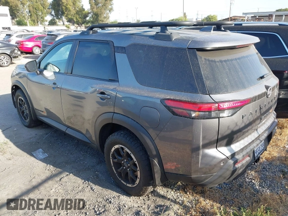 2023 Nissan Pathfinder SV z VIN 5N1DR3BD7PC224184, wystawiony jako IAAI lot #42420737 z przebiegiem 43 440 mil mil oraz . Historia ofert i sprzedaży dostępna na DreamBid. Obrazek 3.