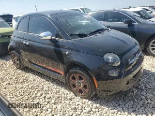 2015 FIAT 500e z VIN 3C3CFFGE5FT585755, wystawiony jako Copart lot #51101515 z przebiegiem 73 342 mil mil oraz Czysty tytuł • Clean title. Historia ofert i sprzedaży dostępna na DreamBid. Obrazek 1.