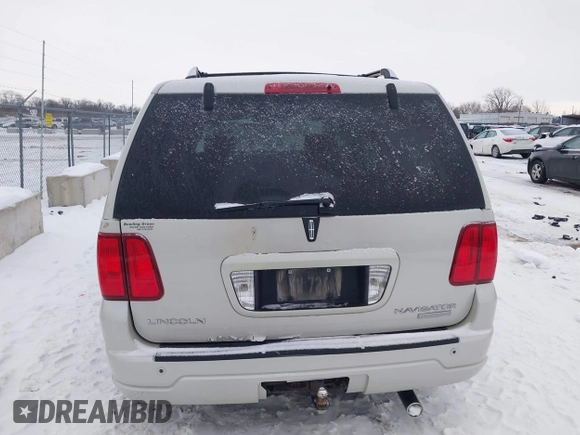 2006 Lincoln Navigator Luxury with VIN 5LMFU285X6LJ28062, listed as a IAAI auction lot 41288717 with 178,371 mi miles. Bid and sale history available at carsss.com. Image 16.