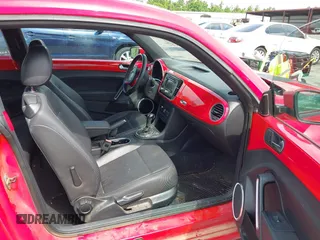 2013 Volkswagen Beetle 2.5L w/Sun/Sound/Nav с VIN 3VWJP7AT7DM686412, выставлен на аукционе IAAI как лот 42239653 с пробегом 76 237 миль миль и . История ставок и продаж доступна на DreamBid. Изображение 5.