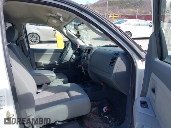 2006 Dodge Dakota SLT z VIN 1D7HW48K06S676241, wystawiony jako IAAI lot #41986300 z przebiegiem 112 215 mil mil oraz . Historia ofert i sprzedaży dostępna na DreamBid. Obrazek 5.