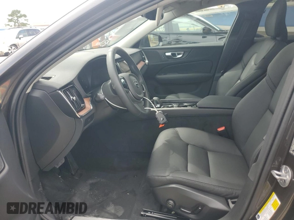 2025 Volvo V60 Plus z VIN YV4L12WK3S2149179, wystawiony jako Copart lot #60921275 z przebiegiem 609 mil mil oraz Czysty tytuł • Clean title. Historia ofert i sprzedaży dostępna na DreamBid. Obrazek 7.