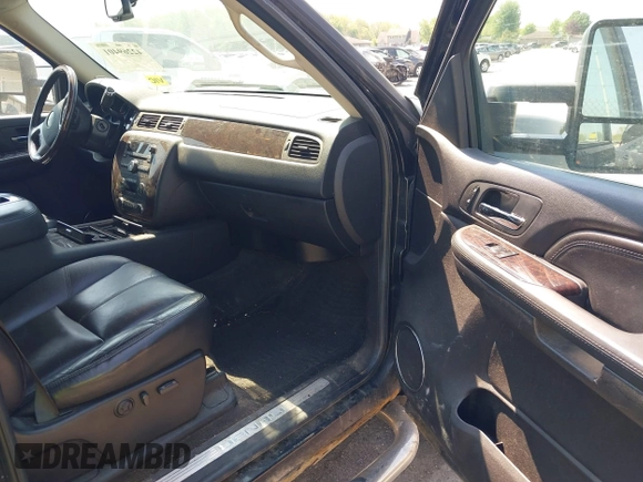 2008 GMC Sierra Denali z VIN 2GTEK638881272803, wystawiony jako IAAI lot #42269401 z przebiegiem 239 033 mil mil oraz . Historia ofert i sprzedaży dostępna na DreamBid. Obrazek 5.