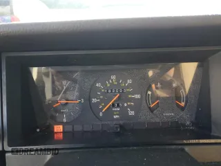 1993 Volvo 240 z VIN YV1AS8805P1479399, wystawiony jako Copart lot #72442804 z przebiegiem 163 003 mil mil oraz Szkody całkowita. Historia ofert i sprzedaży dostępna na DreamBid. Obrazek 9.