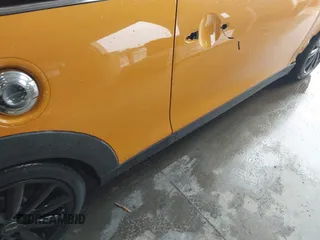 2017 MINI Convertible Cooper S z VIN WMWWG9C31H3C81428, wystawiony jako IAAI lot #42192920 z przebiegiem 75 861 mil mil oraz . Historia ofert i sprzedaży dostępna na DreamBid. Obrazek 20.