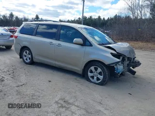 2015 Toyota Sienna LE AAS с VIN 5TDKK3DC0FS630972, выставлен на аукционе IAAI как лот 41898691 с пробегом 112 517 миль миль и . История ставок и продаж доступна на DreamBid. Изображение 1.