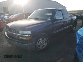 2000 Chevrolet Silverado 1500 with VIN 2GCEC19V8Y1352258, listed as a Copart auction lot 84738234 with 298,405 mi miles and Salvage Title. Bid and sale history available at carsss.com. Image 1.