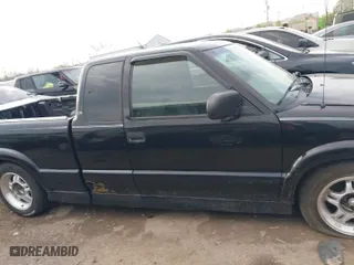 2002 Chevrolet S-10 LS with VIN 1GCCS19W028104982, listed as a IAAI auction lot 42017925 with 114,564 mi miles. Bid and sale history available at carsss.com. Image 13.