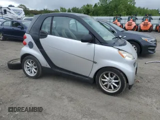 2008 Smart fortwo Pure z VIN WMEEJ31XX8K195221, wystawiony jako Copart lot #57217555 z przebiegiem 54 525 mil mil oraz Tytuł czysty. Historia ofert i sprzedaży dostępna na DreamBid. Obrazek 4.