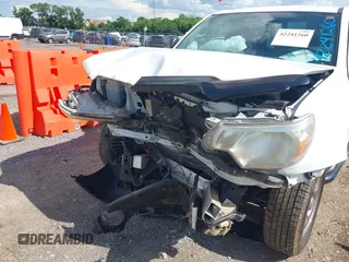 2013 Toyota Tacoma z VIN 5TFNX4CN1DX018438, wystawiony jako IAAI lot #42241260 z przebiegiem 55 253 mil mil oraz . Historia ofert i sprzedaży dostępna na DreamBid. Obrazek 6.