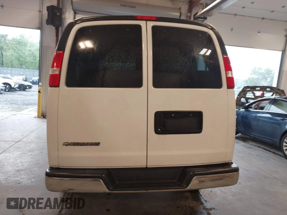 2018 Chevrolet Express Passenger LT z VIN 1GAZGPFG3J1267167, wystawiony jako IAAI lot #42320536 z przebiegiem 81 068 mil mil oraz . Historia ofert i sprzedaży dostępna na DreamBid. Obrazek 16.
