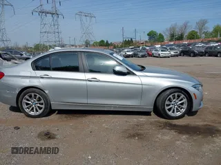 2018 BMW 3 Series 320i xDrive z VIN WBA8A3C5XJA494899, wystawiony jako IAAI lot #42092150 z przebiegiem 60 884 mil mil oraz . Historia ofert i sprzedaży dostępna na DreamBid. Obrazek 14.
